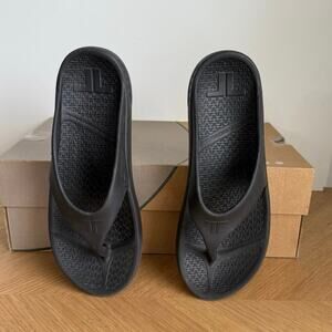 Telic Energy Recovery Black Women Slides Sandals - SZ Small (8)